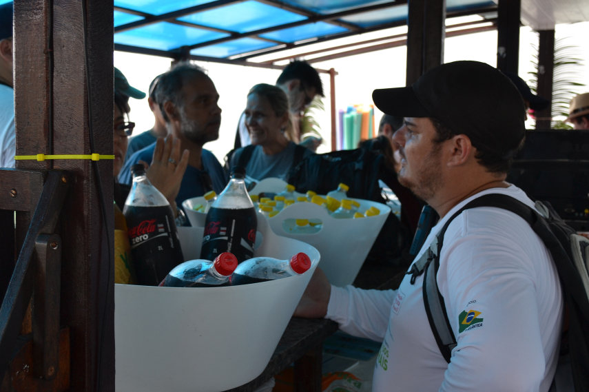 O serviço no passeio de catamarã é impecável. Tudo de acordo com o combinado. Frutas tropicais, água, água de coco e refrigerante são oferecidos. 