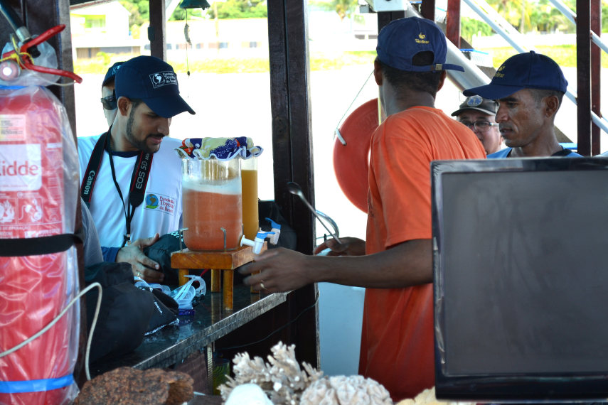 O serviço no passeio de catamarã é impecável. Tudo de acordo com o combinado. Frutas tropicais, água, água de coco e refrigerante são oferecidos. 