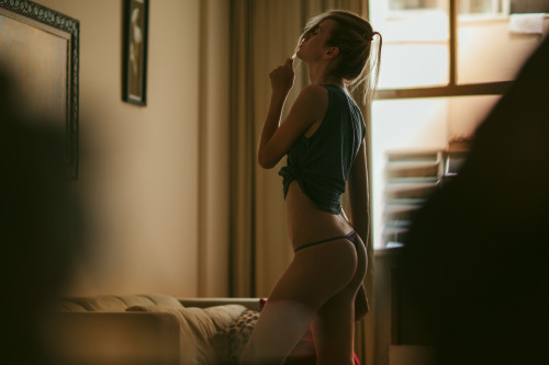 João Guedes resolveu mostrar a beleza das mulheres de Londrina, no Paraná, na intimidade. O projeto ganhou o nome de Diários, e já foi exposto em várias cidades do mundo. As fotos são de encher os olhos, e segundo ele mesmo, valorizam a beleza das formas com muita simplicidade