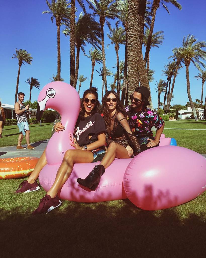 Sabe aquele amigo seu que viaja no feriado enquanto você fica em casa procurando o que fazer? Este é mais ou menos o jeito que anda o Instagram de Thaila Ayala e Bruna Marquezine, que foram curtir o festival de música Coachella, nos Estados Unidos. As atrizes curtiram todo o sol do deserto de Indio, na Califórnia, e mostram seus momentos de curtição.