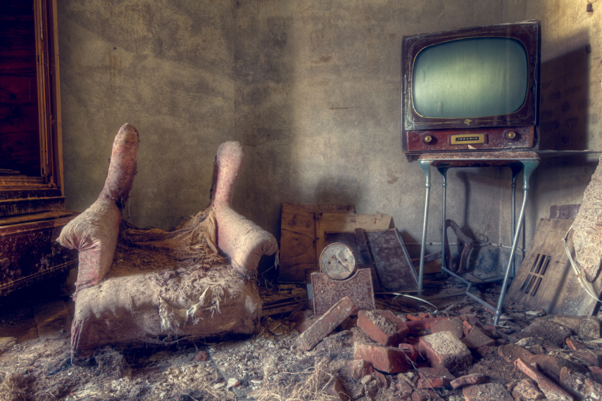 Roman Robroek é um fotógrafo holandês de 29 anos que se especializou em buscar e retratar prédios abandonados.  