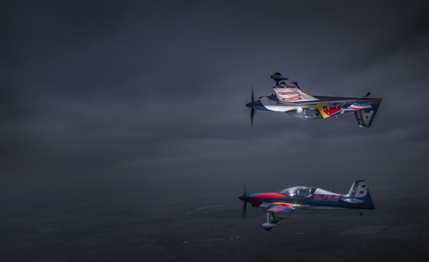 A Red Bull pediu para o checo Dan Vojtech registrar seu time de pilotos acrobáticos, chamado de Flying Bulls. O fotógrafo aceitou o desafio e quis fazer algo diferente para este ensaio.  