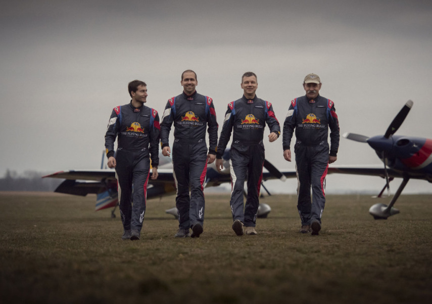 A Red Bull pediu para o checo Dan Vojtech registrar seu time de pilotos acrobáticos, chamado de Flying Bulls. O fotógrafo aceitou o desafio e quis fazer algo diferente para este ensaio.