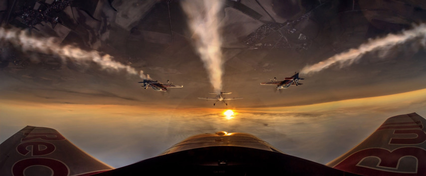 A Red Bull pediu para o checo Dan Vojtech registrar seu time de pilotos acrobáticos, chamado de Flying Bulls. O fotógrafo aceitou o desafio e quis fazer algo diferente para este ensaio.