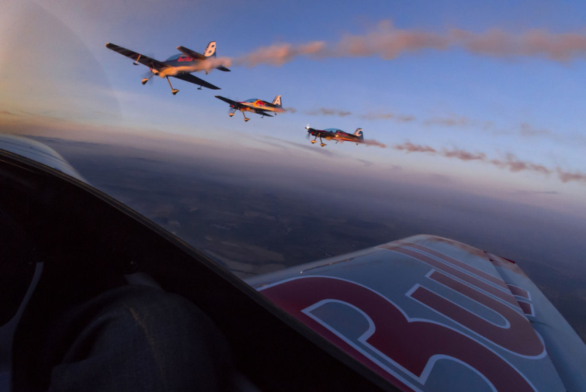 A Red Bull pediu para o checo Dan Vojtech registrar seu time de pilotos acrobáticos, chamado de Flying Bulls. O fotógrafo aceitou o desafio e quis fazer algo diferente para este ensaio.