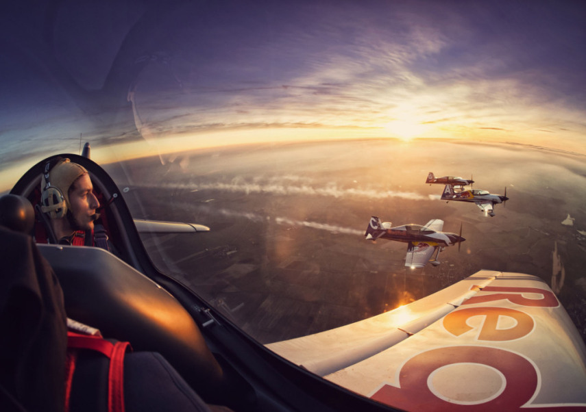 A Red Bull pediu para o checo Dan Vojtech registrar seu time de pilotos acrobáticos, chamado de Flying Bulls. O fotógrafo aceitou o desafio e quis fazer algo diferente para este ensaio.  