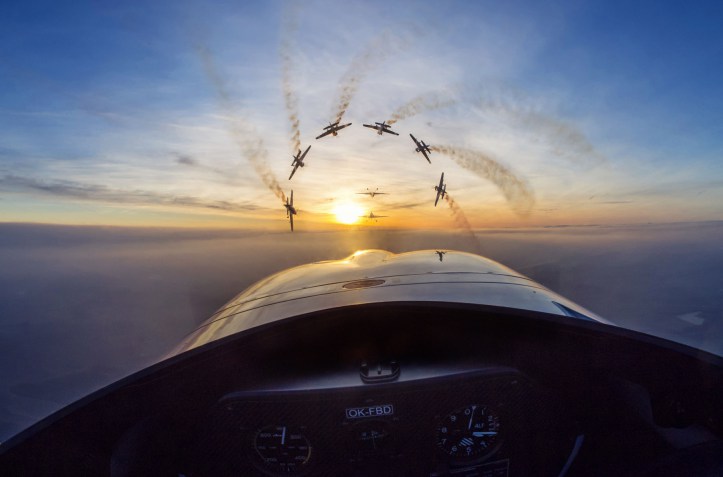 A Red Bull pediu para o checo Dan Vojtech registrar seu time de pilotos acrobáticos, chamado de Flying Bulls. O fotógrafo aceitou o desafio e quis fazer algo diferente para este ensaio.