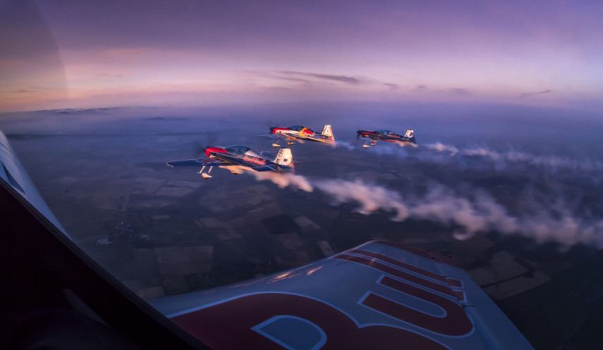 A Red Bull pediu para o checo Dan Vojtech registrar seu time de pilotos acrobáticos, chamado de Flying Bulls. O fotógrafo aceitou o desafio e quis fazer algo diferente para este ensaio.  