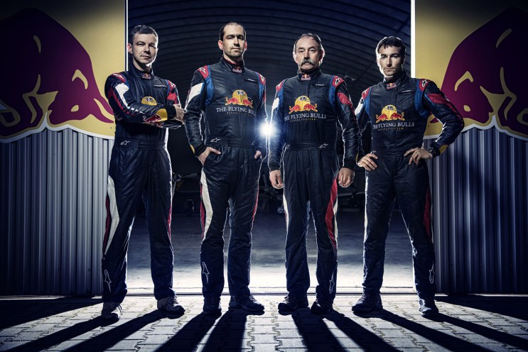 A Red Bull pediu para o checo Dan Vojtech registrar seu time de pilotos acrobáticos, chamado de Flying Bulls. O fotógrafo aceitou o desafio e quis fazer algo diferente para este ensaio.  