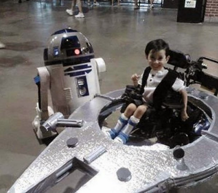 Criatividade é tudo. Esses 26 cadeirantes que curtem fazer cosplay mostram que o acessório que os ajudam a se locomover no dia a dia pode inclusive ajudar na hora de criar uma fantasia para o halloween ou quem sabe visitar uma feira geek. As ideias são das mais variadas e o resultado é incrível.