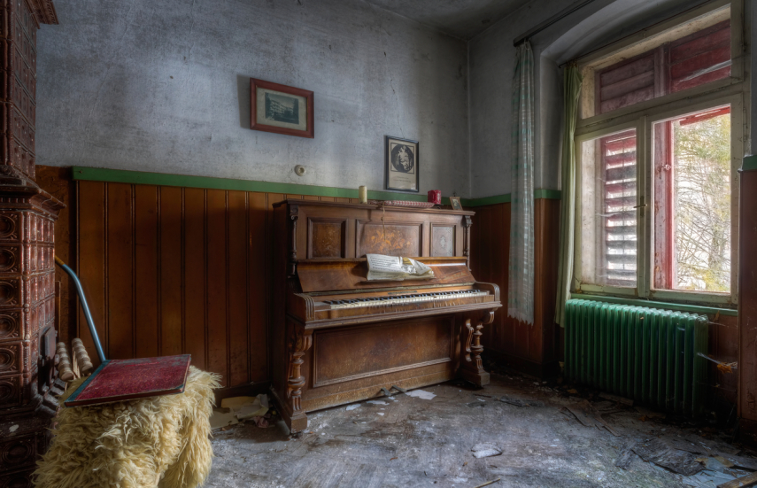 Roman Robroek é um fotógrafo holandês de 29 anos que se especializou em buscar e retratar prédios abandonados.  