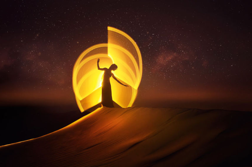 Light painting é um recurso que sempre fascinou fotógrafos. Usando a longa exposição das câmeras em ambientes escuros, é possível usar o rastro de lanternas para criar desenhos. O fotógrafo Eric Paré levou o tema a um outro nível usando bastões de LED.