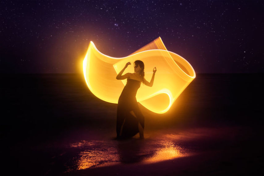 Light painting é um recurso que sempre fascinou fotógrafos. Usando a longa exposição das câmeras em ambientes escuros, é possível usar o rastro de lanternas para criar desenhos. O fotógrafo Eric Paré levou o tema a um outro nível usando bastões de LED.