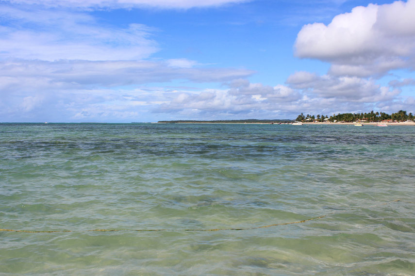 Águas mornas, cristalinas, de um verde intenso, convidam o turista ao banho de mar e até ao mergulho 