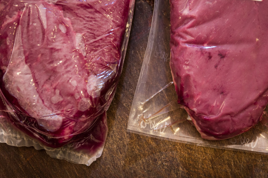 No supermercado, escolha a carne que melhor estiver embalada a vácuo