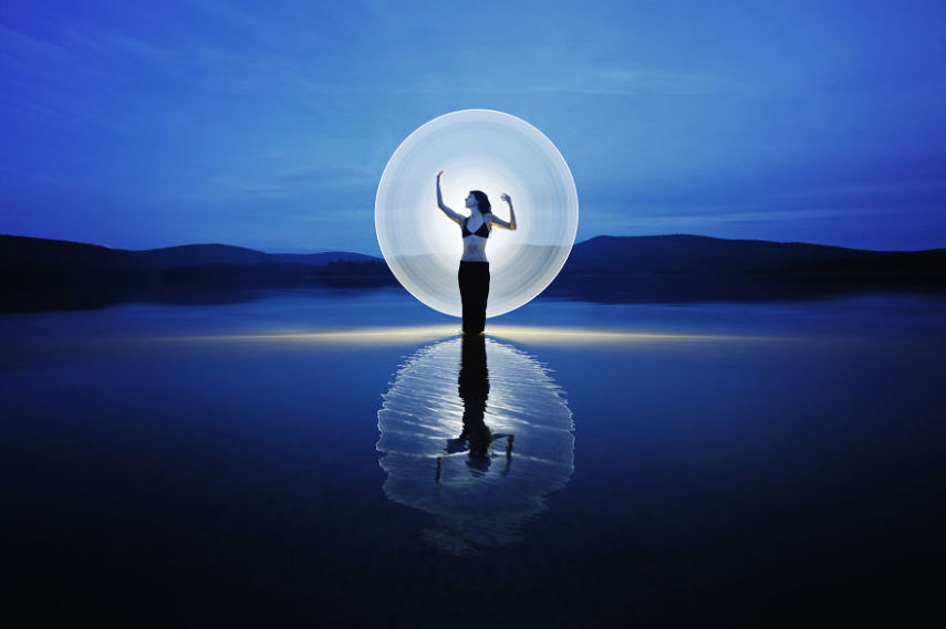 Light painting é um recurso que sempre fascinou fotógrafos. Usando a longa exposição das câmeras em ambientes escuros, é possível usar o rastro de lanternas para criar desenhos. O fotógrafo Eric Paré levou o tema a um outro nível usando bastões de LED.
