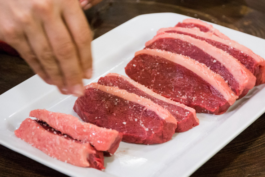 O único tempero que vai na carne antes do churrasco é o sal grosso triturado. Ervas, alho, molhos ou qualquer outro condimento é colocado depois no prato de cada pessoa