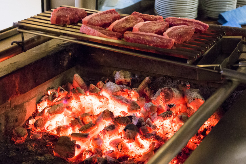 A brasa ideal é aquela que o carvão está incandescente e não tem labaredas. Além de ser silencioso e não ter mais aquele barulho de que algo está queimando, sabe?