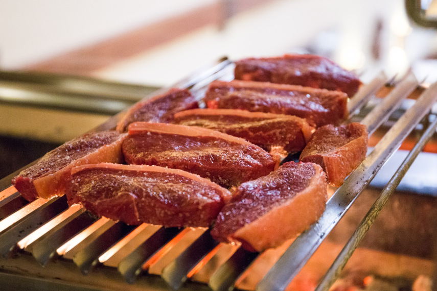 Espalhe um pouco de sal pelos pedaços de picanha e deixe descansar por uns cinco minutos antes de colocar na grelha. Não espere demais porque se o sal derreter, provavelmente o churras vai ficar salgado