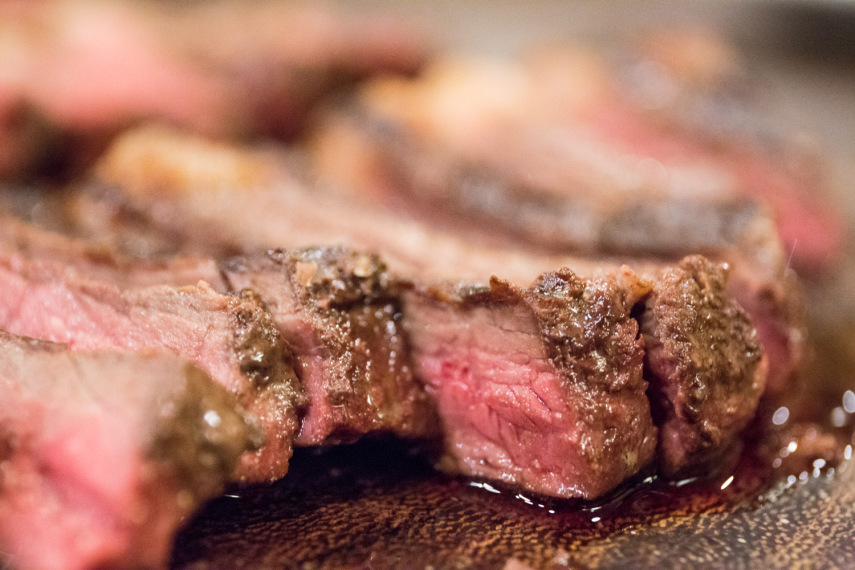 O famoso “ao ponto” (este aí da foto!) é o mais tipo de carne mais pedido entre os clientes e, para a maioria dos churrasqueiros de plantão, o ideal para servir