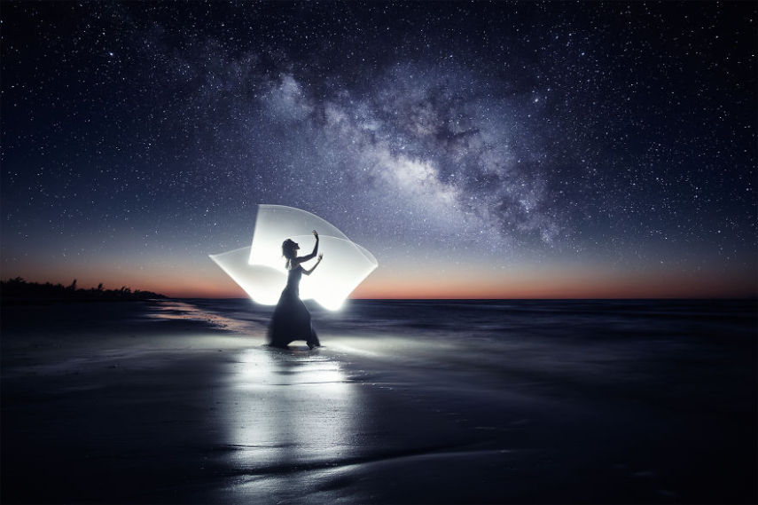 Light painting é um recurso que sempre fascinou fotógrafos. Usando a longa exposição das câmeras em ambientes escuros, é possível usar o rastro de lanternas para criar desenhos. O fotógrafo Eric Paré levou o tema a um outro nível usando bastões de LED.