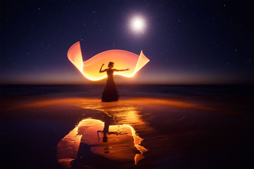 Light painting é um recurso que sempre fascinou fotógrafos. Usando a longa exposição das câmeras em ambientes escuros, é possível usar o rastro de lanternas para criar desenhos. O fotógrafo Eric Paré levou o tema a um outro nível usando bastões de LED.