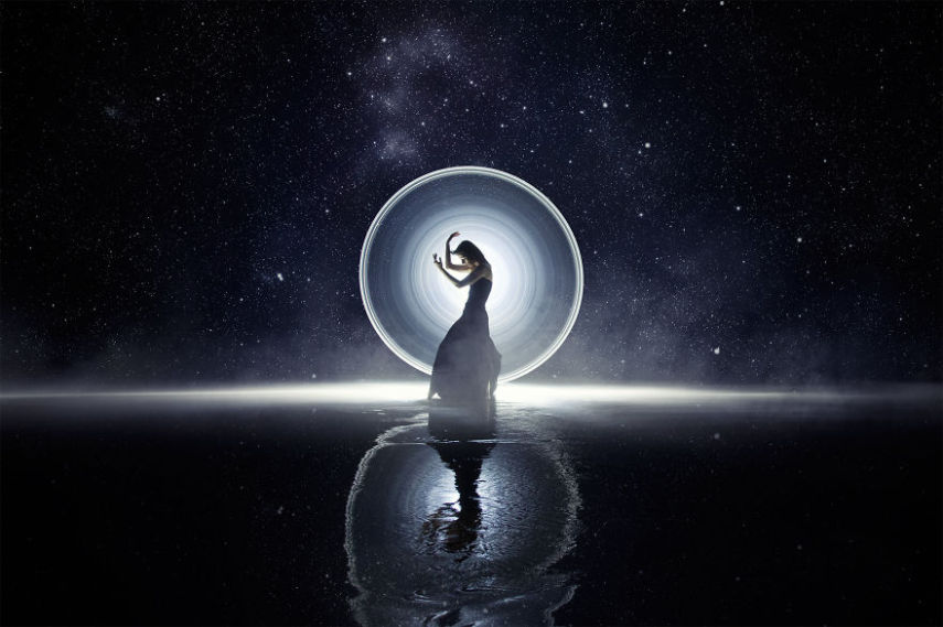Light painting é um recurso que sempre fascinou fotógrafos. Usando a longa exposição das câmeras em ambientes escuros, é possível usar o rastro de lanternas para criar desenhos. O fotógrafo Eric Paré levou o tema a um outro nível usando bastões de LED.