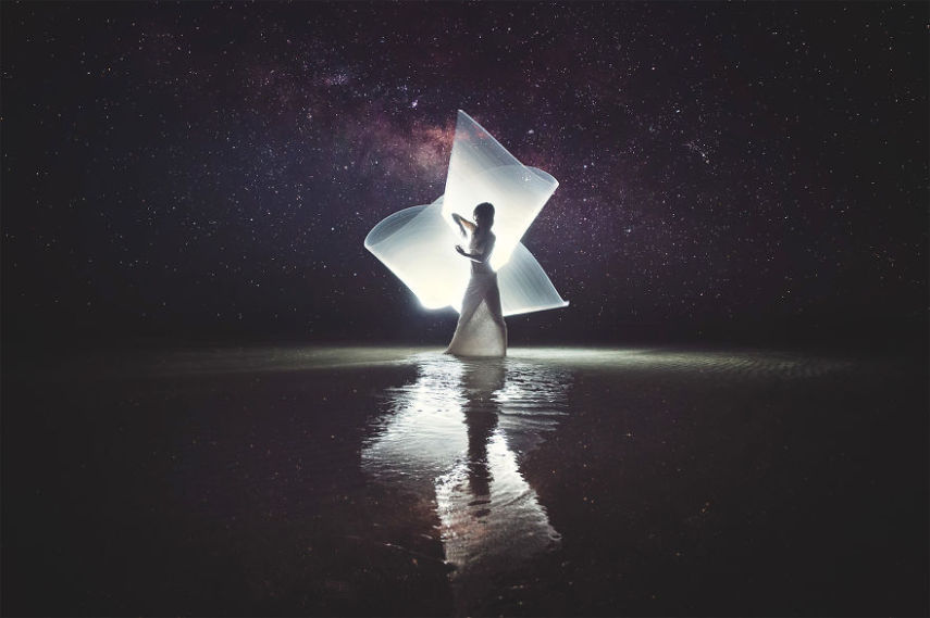 Light painting é um recurso que sempre fascinou fotógrafos. Usando a longa exposição das câmeras em ambientes escuros, é possível usar o rastro de lanternas para criar desenhos. O fotógrafo Eric Paré levou o tema a um outro nível usando bastões de LED.
