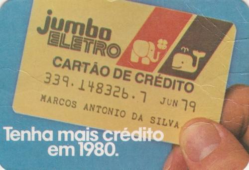 Que tal pegar o seu celular enorme da BCP e ligar para a Arapuã e aproveitar essas ofertas? Aproveite todo o dinheiro guardado no Bamerindus, para comprar umas roupas no Mappin e quem sabe passar no Supermercado Sé para reabastecer sua despensa. Você já parou para pensar quantas marcas que estiveram presentes no Brasil desapareceram das ruas e da TV? Boa parte delas simplesmente mudou sua identidade visual para se modernizar ou se fundiram em operações de multinacionais, como a Telesp Celular com a Vivo, ou a pasta dental Kolynos que virou Sorriso. Mas tantas marcas que eram presentes em nossas vidas, como Mappin e Mesbla, simplesmente deram espaço para outras novidades.