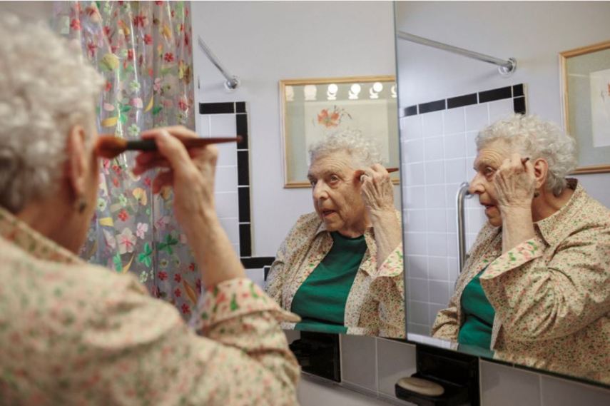 Na loucura da cidade de Nova York, a fotógrafa paulista Patrícia Monteiro resolveu retratar mulheres idosas que perderam seus companheiros, parentes e amigos. Na série Life Ever After, ela mostra um pouco do dia a dia dessas senhoras