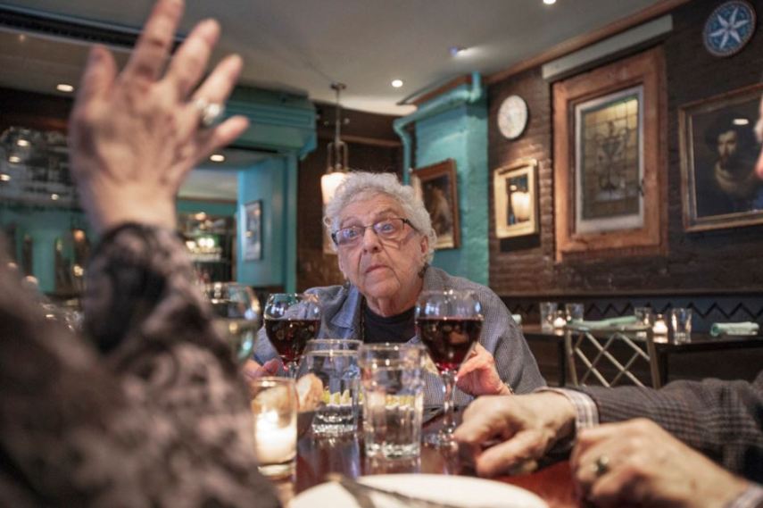 Na loucura da cidade de Nova York, a fotógrafa paulista Patrícia Monteiro resolveu retratar mulheres idosas que perderam seus companheiros, parentes e amigos. Na série Life Ever After, ela mostra um pouco do dia a dia dessas senhoras