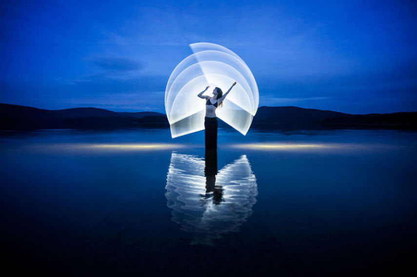 Light painting é um recurso que sempre fascinou fotógrafos. Usando a longa exposição das câmeras em ambientes escuros, é possível usar o rastro de lanternas para criar desenhos. O fotógrafo Eric Paré levou o tema a um outro nível usando bastões de LED.