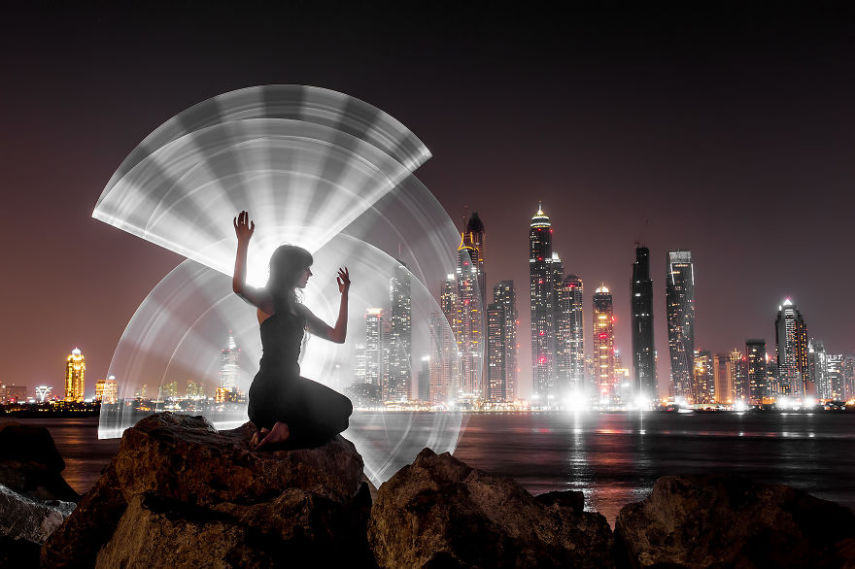 Light painting é um recurso que sempre fascinou fotógrafos. Usando a longa exposição das câmeras em ambientes escuros, é possível usar o rastro de lanternas para criar desenhos. O fotógrafo Eric Paré levou o tema a um outro nível usando bastões de LED.