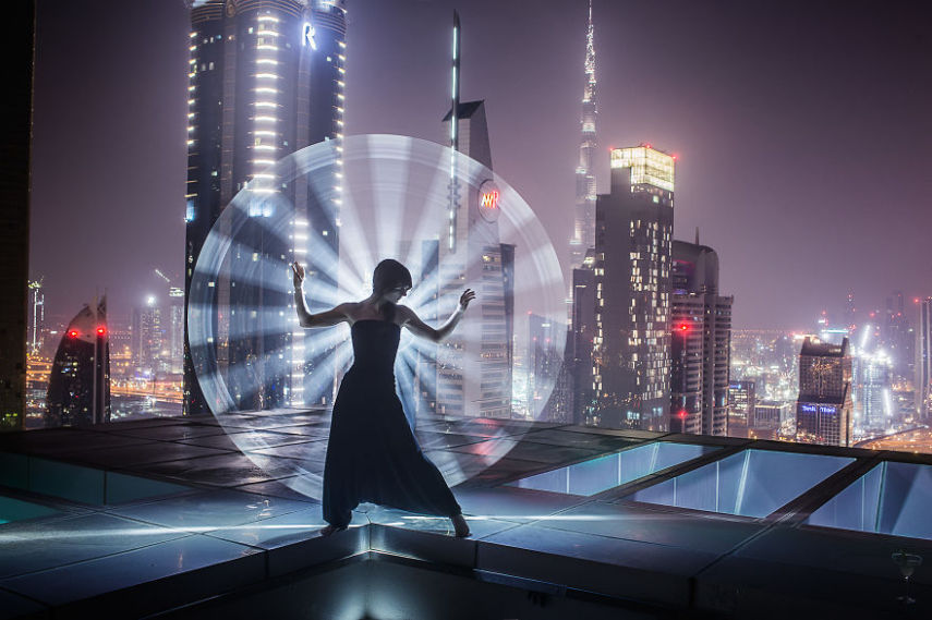 Light painting é um recurso que sempre fascinou fotógrafos. Usando a longa exposição das câmeras em ambientes escuros, é possível usar o rastro de lanternas para criar desenhos. O fotógrafo Eric Paré levou o tema a um outro nível usando bastões de LED.