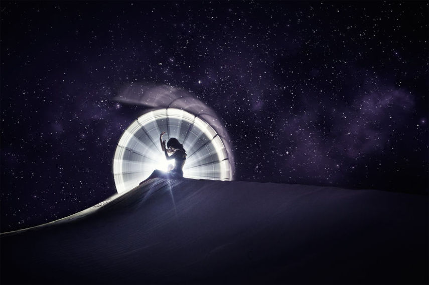 Light painting é um recurso que sempre fascinou fotógrafos. Usando a longa exposição das câmeras em ambientes escuros, é possível usar o rastro de lanternas para criar desenhos. O fotógrafo Eric Paré levou o tema a um outro nível usando bastões de LED.