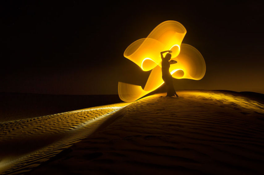 Light painting é um recurso que sempre fascinou fotógrafos. Usando a longa exposição das câmeras em ambientes escuros, é possível usar o rastro de lanternas para criar desenhos. O fotógrafo Eric Paré levou o tema a um outro nível usando bastões de LED.