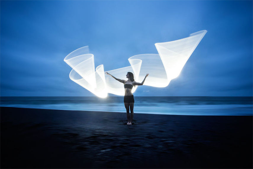 Light painting é um recurso que sempre fascinou fotógrafos. Usando a longa exposição das câmeras em ambientes escuros, é possível usar o rastro de lanternas para criar desenhos. O fotógrafo Eric Paré levou o tema a um outro nível usando bastões de LED.