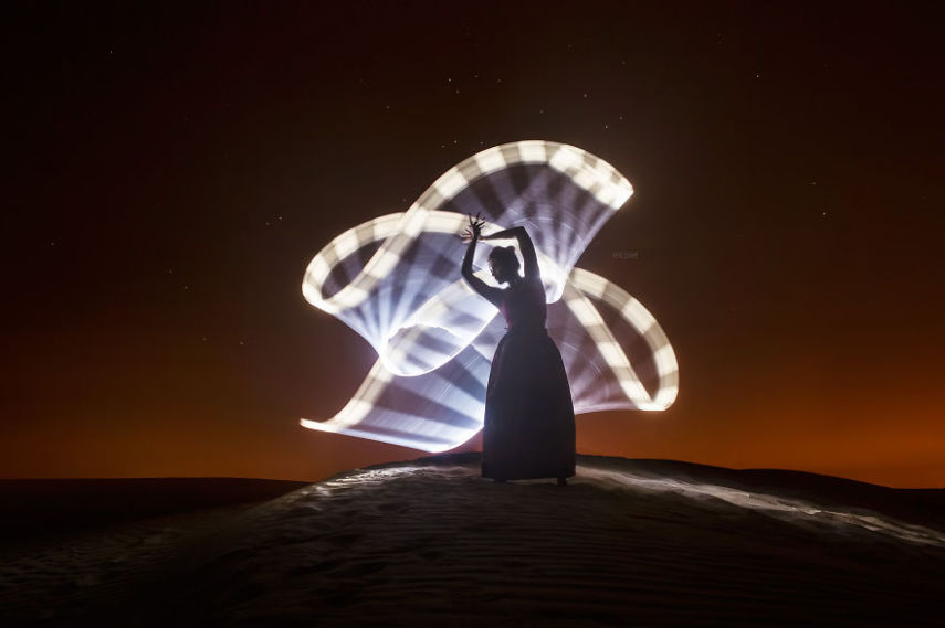 Light painting é um recurso que sempre fascinou fotógrafos. Usando a longa exposição das câmeras em ambientes escuros, é possível usar o rastro de lanternas para criar desenhos. O fotógrafo Eric Paré levou o tema a um outro nível usando bastões de LED.