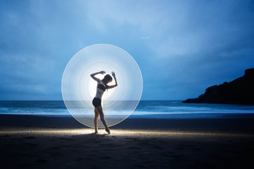 Light painting é um recurso que sempre fascinou fotógrafos. Usando a longa exposição das câmeras em ambientes escuros, é possível usar o rastro de lanternas para criar desenhos. O fotógrafo Eric Paré levou o tema a um outro nível usando bastões de LED.