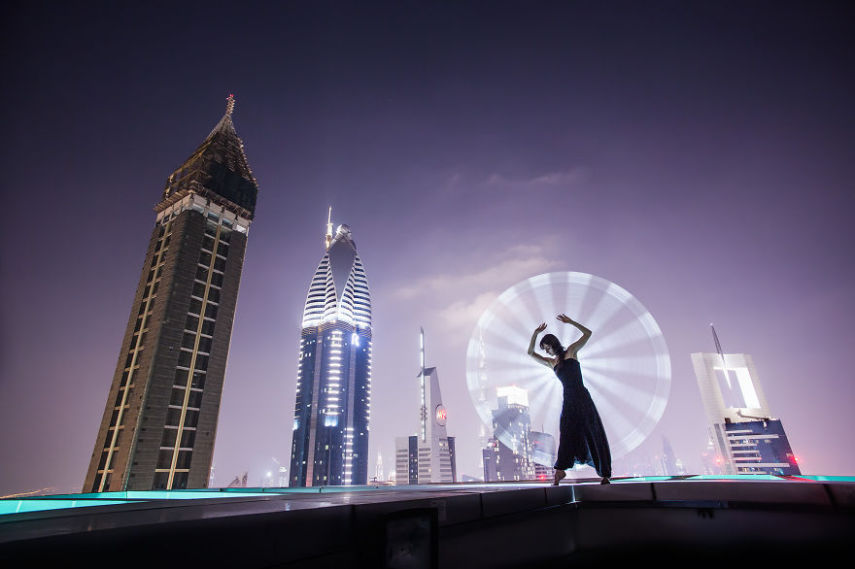 Light painting é um recurso que sempre fascinou fotógrafos. Usando a longa exposição das câmeras em ambientes escuros, é possível usar o rastro de lanternas para criar desenhos. O fotógrafo Eric Paré levou o tema a um outro nível usando bastões de LED.