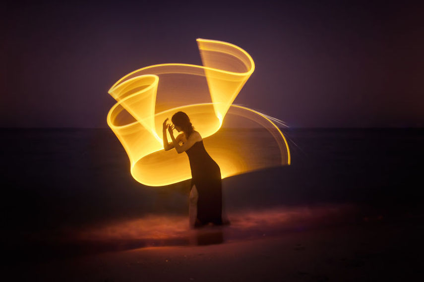 Light painting é um recurso que sempre fascinou fotógrafos. Usando a longa exposição das câmeras em ambientes escuros, é possível usar o rastro de lanternas para criar desenhos. O fotógrafo Eric Paré levou o tema a um outro nível usando bastões de LED.