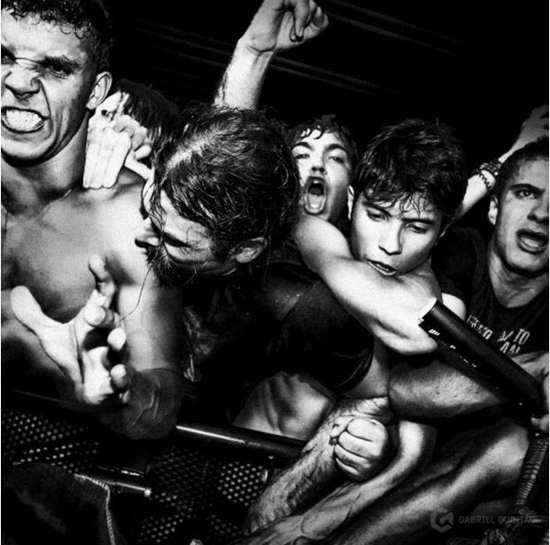 Nascido em Araraquara, o fotógrafo Gabriel Quintão resolveu mostrar o aperto de quem gosta de ficar “na grade” dos grandes shows. As imagens claustrofóbicas carregadas de sofrimento já foram expostas espaço cultural Red Bull Station e também ganharam espaço na CNN