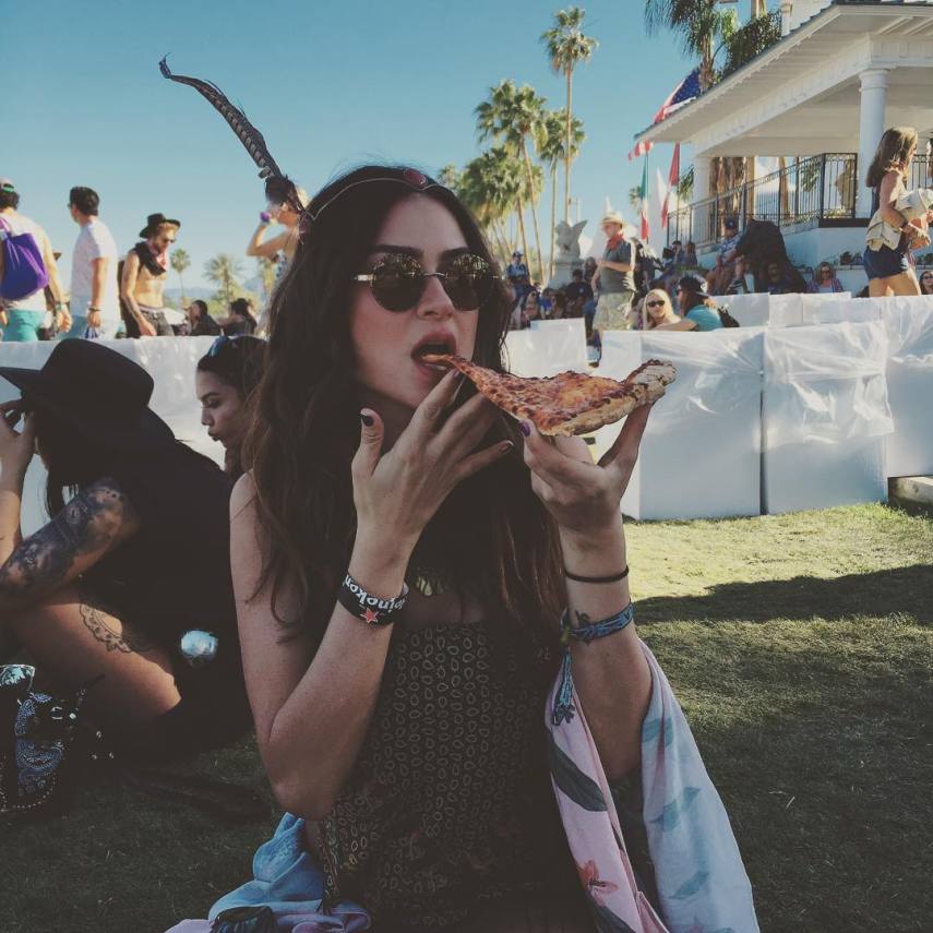 Sabe aquele amigo seu que viaja no feriado enquanto você fica em casa procurando o que fazer? Este é mais ou menos o jeito que anda o Instagram de Thaila Ayala e Bruna Marquezine, que foram curtir o festival de música Coachella, nos Estados Unidos. As atrizes curtiram todo o sol do deserto de Indio, na Califórnia, e mostram seus momentos de curtição.