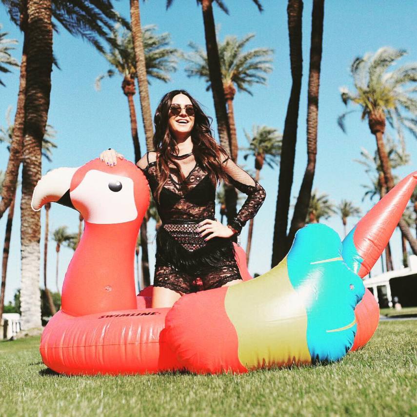 Sabe aquele amigo seu que viaja no feriado enquanto você fica em casa procurando o que fazer? Este é mais ou menos o jeito que anda o Instagram de Thaila Ayala e Bruna Marquezine, que foram curtir o festival de música Coachella, nos Estados Unidos. As atrizes curtiram todo o sol do deserto de Indio, na Califórnia, e mostram seus momentos de curtição.