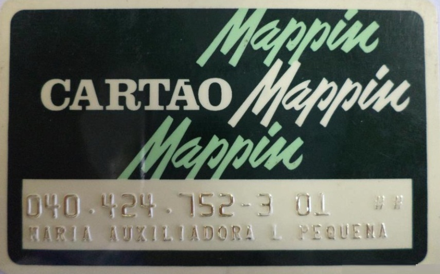 Que tal pegar o seu celular enorme da BCP e ligar para a Arapuã e aproveitar essas ofertas? Aproveite todo o dinheiro guardado no Bamerindus, para comprar umas roupas no Mappin e quem sabe passar no Supermercado Sé para reabastecer sua despensa. Você já parou para pensar quantas marcas que estiveram presentes no Brasil desapareceram das ruas e da TV? Boa parte delas simplesmente mudou sua identidade visual para se modernizar ou se fundiram em operações de multinacionais, como a Telesp Celular com a Vivo, ou a pasta dental Kolynos que virou Sorriso. Mas tantas marcas que eram presentes em nossas vidas, como Mappin e Mesbla, simplesmente deram espaço para outras novidades.