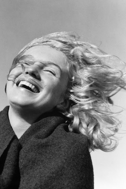 Fotógrafo André de Dienes clicou a estrela antes da fama em praia na Califórnia. Marilyn, ainda conhecida como Norma Jeane, tinha 20 anos