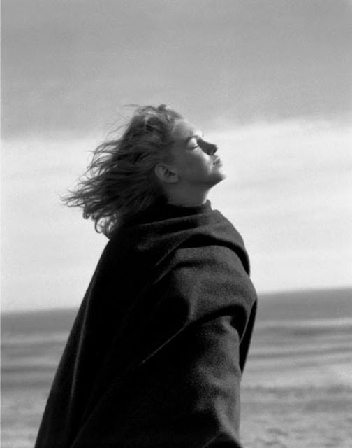 Fotógrafo André de Dienes clicou a estrela antes da fama em praia na Califórnia. Marilyn, ainda conhecida como Norma Jeane, tinha 20 anos