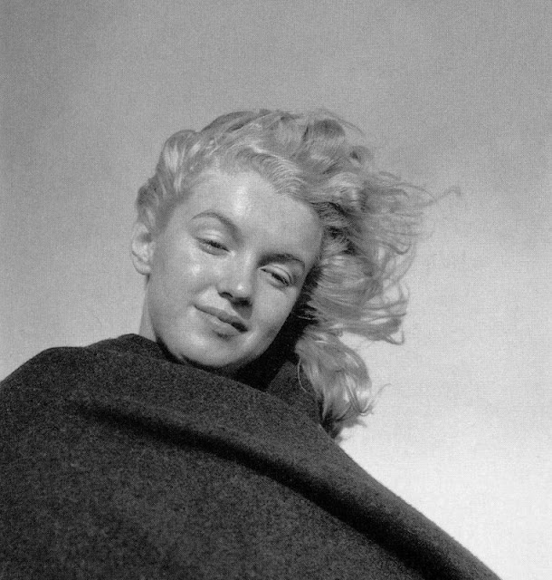 Fotógrafo André de Dienes clicou a estrela antes da fama em praia na Califórnia. Marilyn, ainda conhecida como Norma Jeane, tinha 20 anos