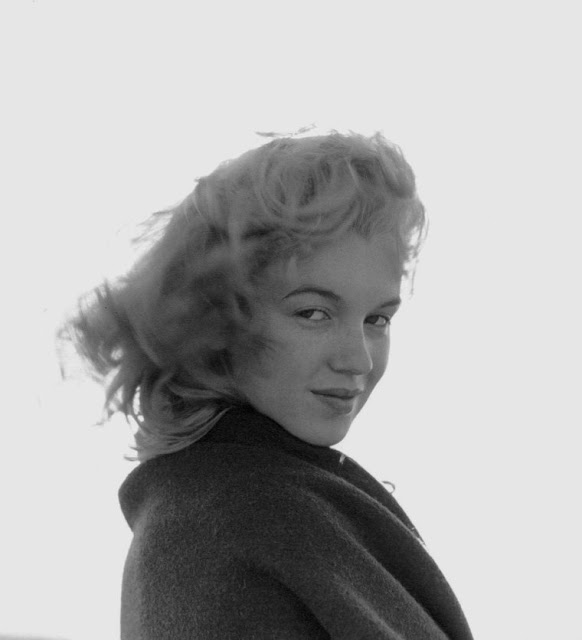 Fotógrafo André de Dienes clicou a estrela antes da fama em praia na Califórnia. Marilyn, ainda conhecida como Norma Jeane, tinha 20 anos