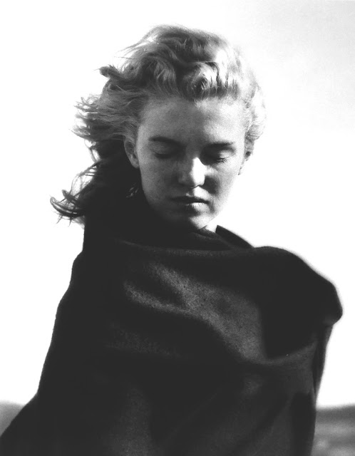 Fotógrafo André de Dienes clicou a estrela antes da fama em praia na Califórnia. Marilyn, ainda conhecida como Norma Jeane, tinha 20 anos